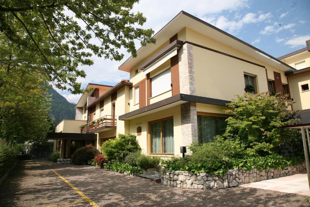 Albergo Benito ปอนเต เนลลัลปี ภายนอก รูปภาพ